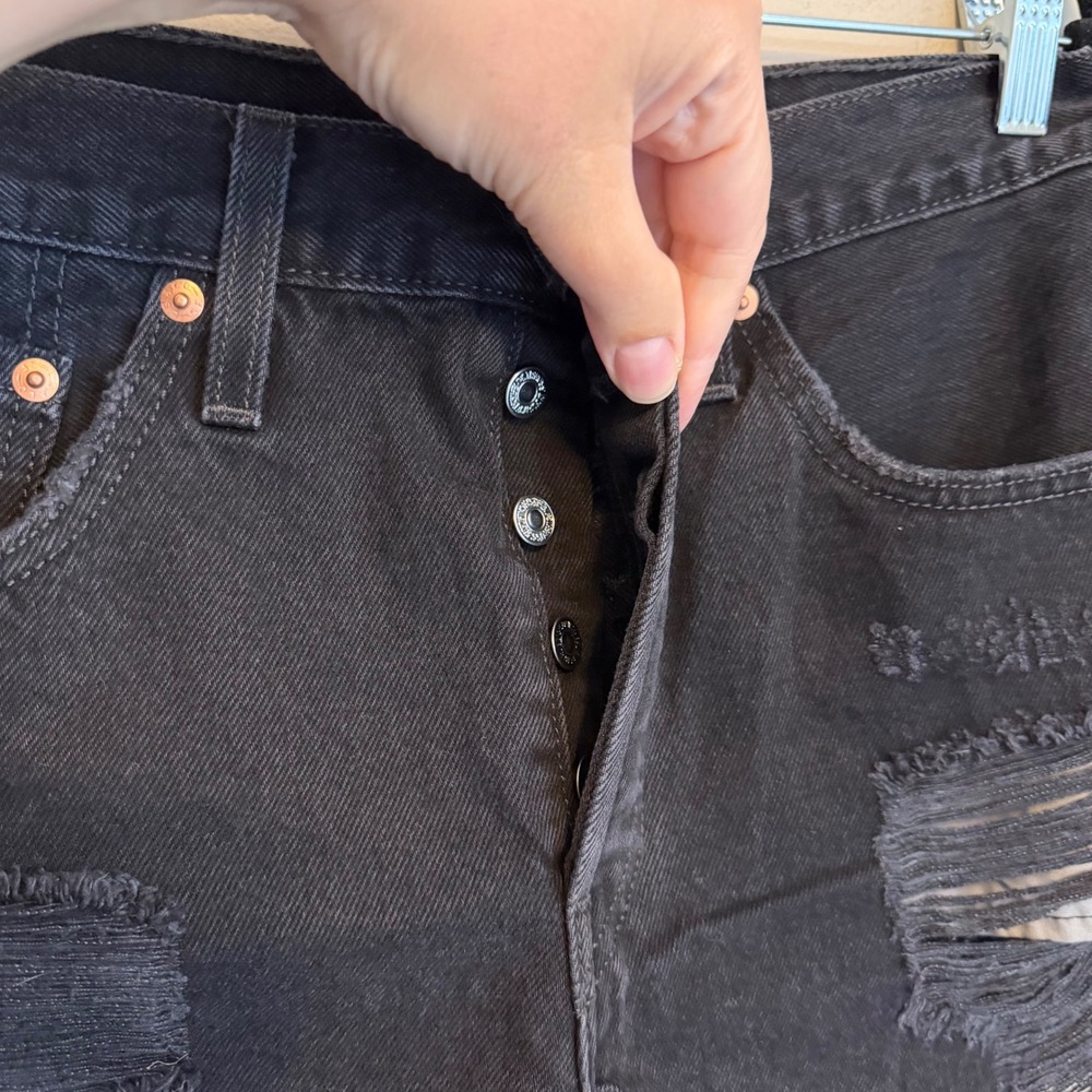 Levis 501 Original High Rise Distressed Denim Shorts Black Size 30 56327-0268 - Picture 3 of 7